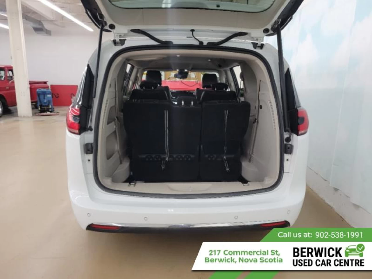 2023 Chrysler Pacifica Touring L Main Image