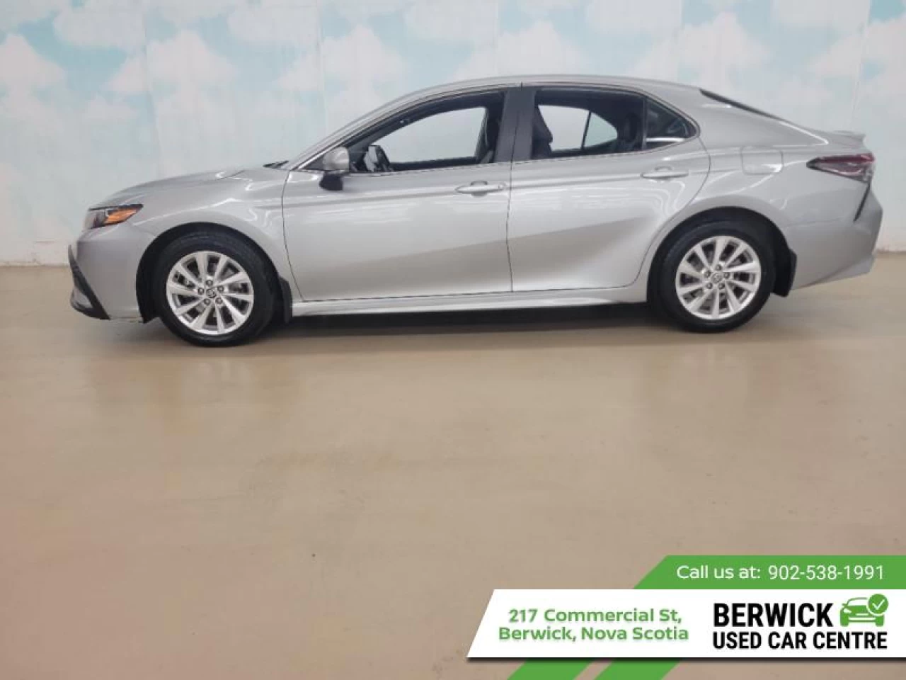 2023 Toyota Camry SE Main Image