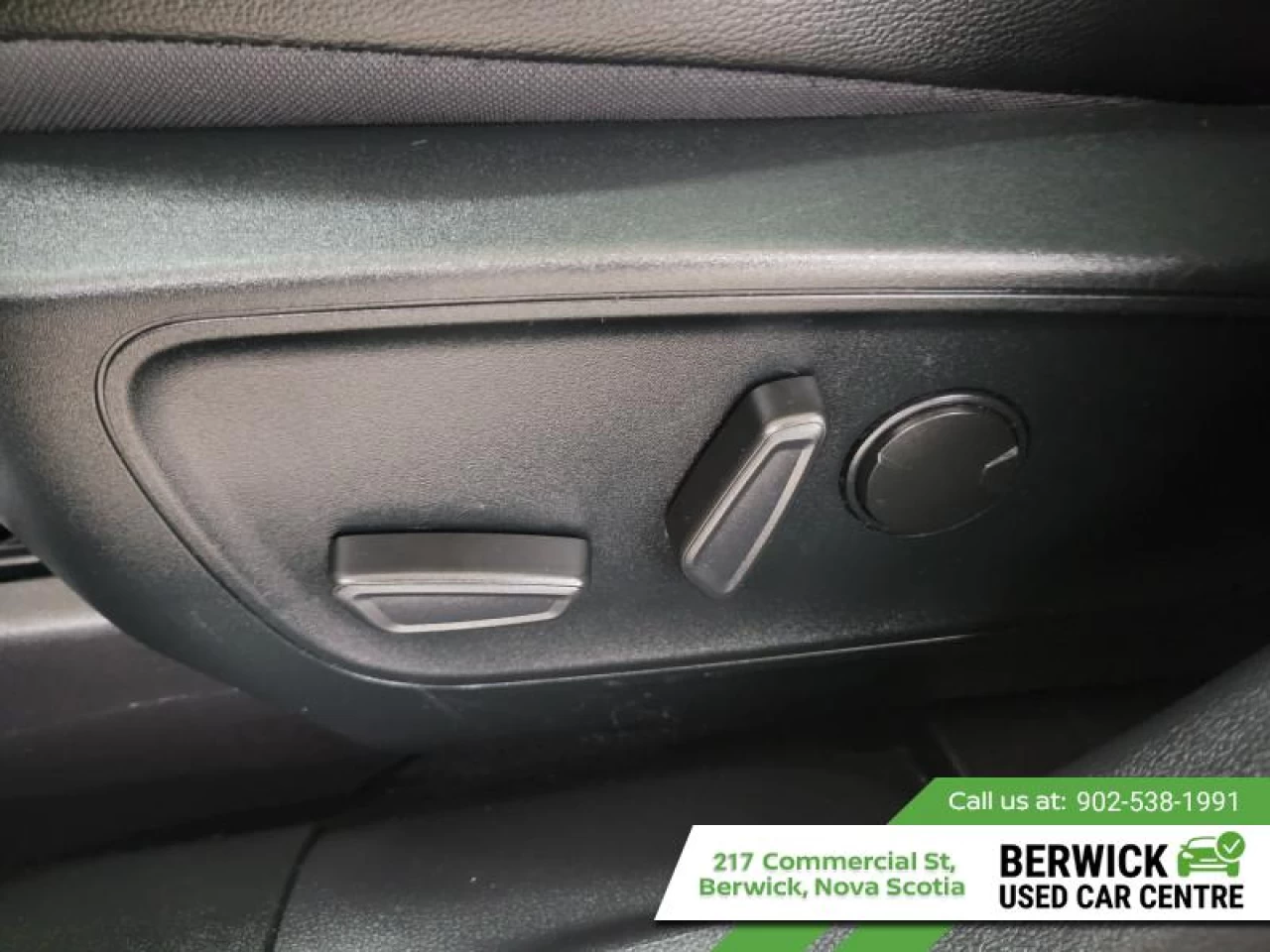 2020 Ford Escape Titanium Hybrid 4WD Main Image